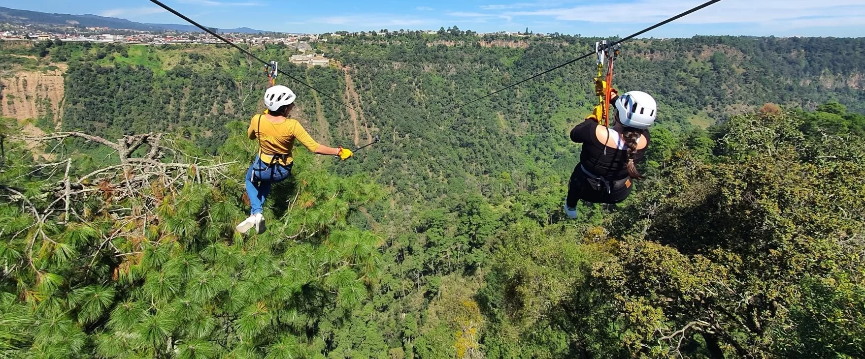 Ecoproparks. Uso de tirolesa a gran altura sobre montañas con gran bosque.